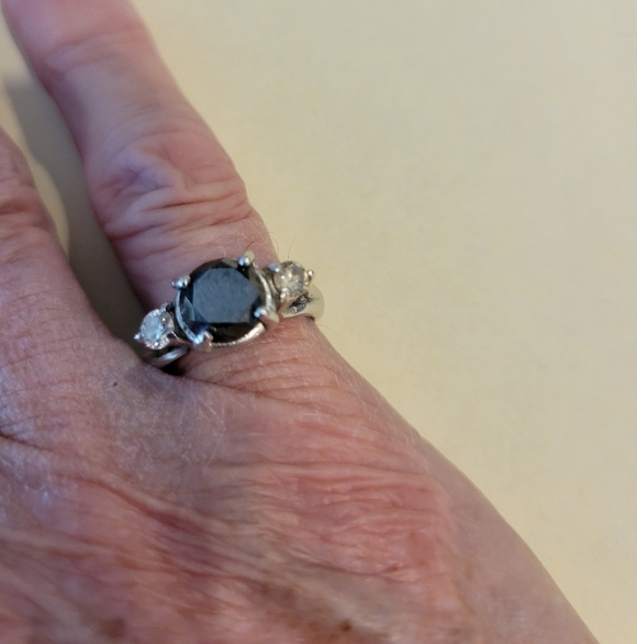 10ct Gold Black Diamond 2.25ct + 2 Brilliant Side Clear Diamonds With Apprasial - Picture 8 of 13